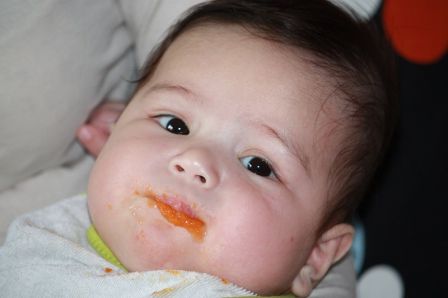 Clovis mange de la purée de carottes
